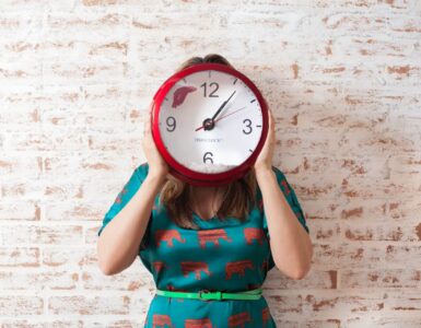 cirkadianní rytmus - obrázek ženy držící hodiny před obličejem
