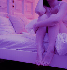 poruchy spánku - obrázek ženy na posteli
